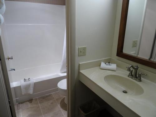 Un baño de Bird-in-Hand Family Inn