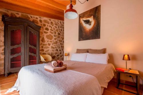 een slaapkamer met een bed met twee handdoeken erop bij Refugio Marnes in Benissa