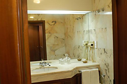bagno con lavandino e specchio di Hotel Rural Quinta de Santo Antonio a Elvas