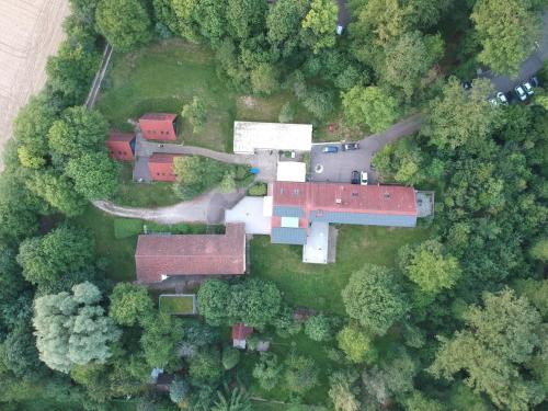 una vista aerea di una casa nella foresta di Habitat Esslingen a Esslingen