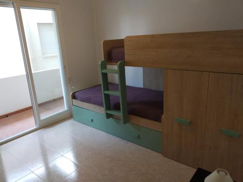 ペニスコラにあるDuplex appartement Arabellaのベッドルーム(二段ベッド1組、窓付)