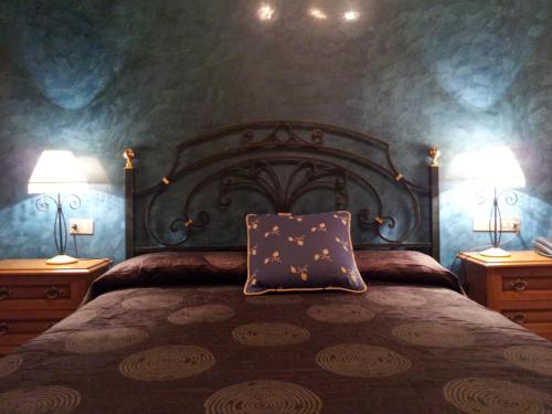 Un dormitorio con una cama grande con una almohada. en Hotel San Rosendo en Ourense