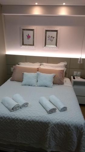 a large bed with two pillows on top of it at Loft Res Pedra Azul - hospedagem nas montanhas in Pedra Azul