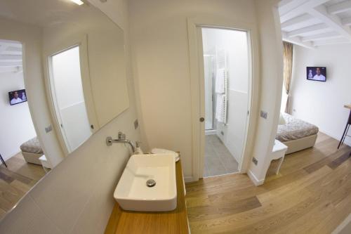 波隆那的住宿－徹茲莫拉米57住宿加早餐酒店，白色的浴室设有水槽和镜子