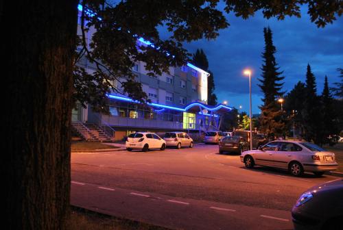 a group of cars parked in front of a building at ETHIC ETAPES DIJON Accueil 24h24 et parking gratuit in Dijon