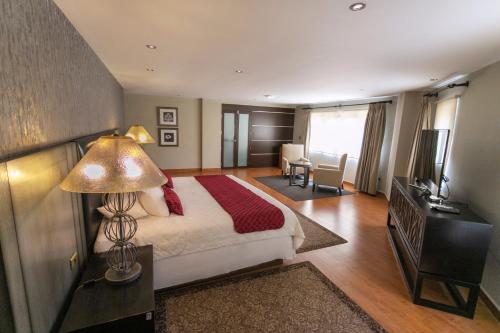 Postel nebo postele na pokoji v ubytování Gran Hotel Cochabamba