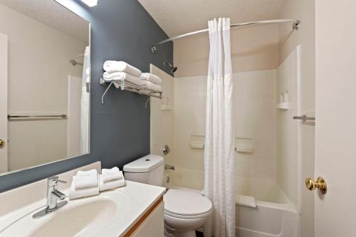 Kupatilo u objektu Extended Stay America Select Suites - Charlotte - University Place - E McCullough Dr