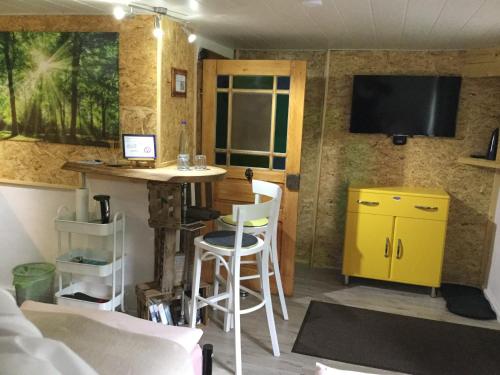 a room with a small table and a yellow cabinet at Ferienwohnung Schug in Homburg