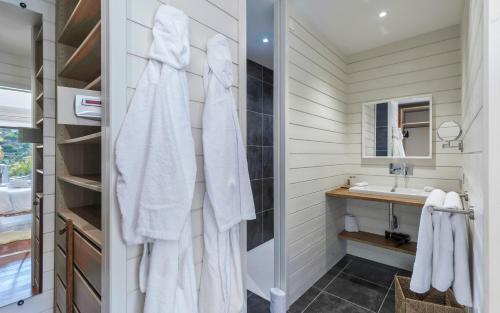 une salle de bain avec douche et lavabo dans l'établissement Villa La Voile Blanche, à La Baie-Orientale