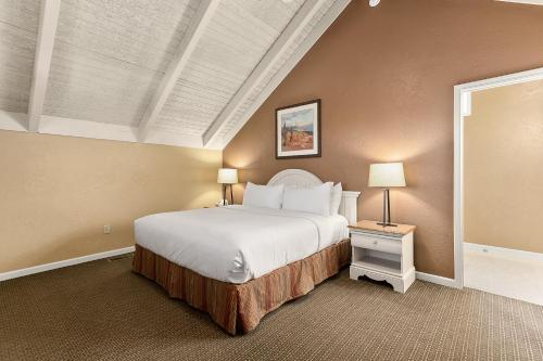 Tempat tidur dalam kamar di Sunrise Ridge Resort