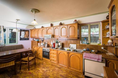 Kjøkken eller kjøkkenkrok på delphi villa Terracotta