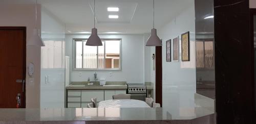 カボ・フリオにある4 quartos na quadra da praia do forteの白いキッチン(シンク、カウンター付)