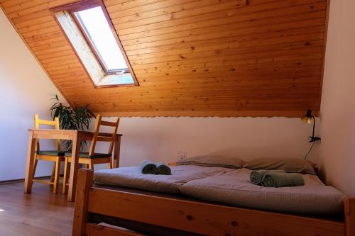 - une chambre avec un lit et un plafond en bois dans l'établissement Hiša Patricija, à Vallée de la Soča