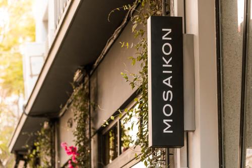 un cartello per un ristorante sul lato di un edificio di Mosaikon ad Atene