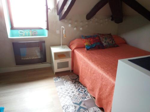 ein Schlafzimmer mit einem Bett und einem Kamin in der Unterkunft Ático en Port Kaneta in Hendaye