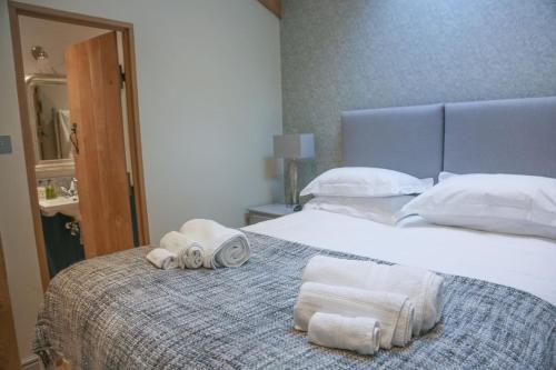 une chambre d'hôtel avec 2 serviettes sur un lit dans l'établissement SKITTLES - charming one bedroom apartment - parking - easy access to Bath, à Box