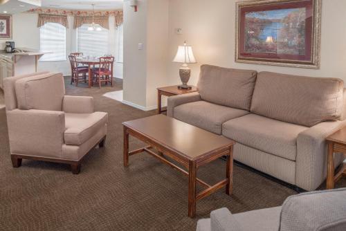 a living room filled with furniture and a couch at The Suites at Fall Creek in Branson