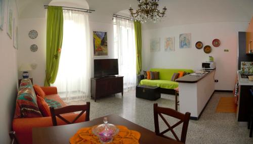 uma sala de estar com um sofá e uma mesa em Ciassa Noeva em Pieve di Teco
