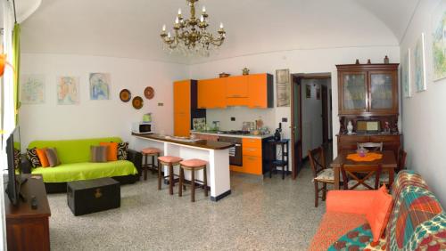 een keuken en een woonkamer met een groene bank bij Ciassa Noeva in Pieve di Teco