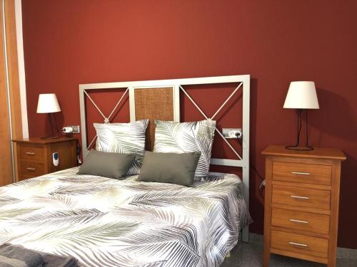 um quarto com uma cama grande e 2 almofadas em 150 Playa em Puerto de Sagunto