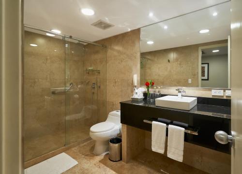 ein Bad mit einem WC, einem Waschbecken und einer Dusche in der Unterkunft Oro Verde Guayaquil in Guayaquil