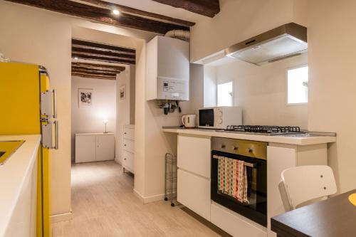 a kitchen with a stove and a counter top at Ramo Delle Moschette in Venice