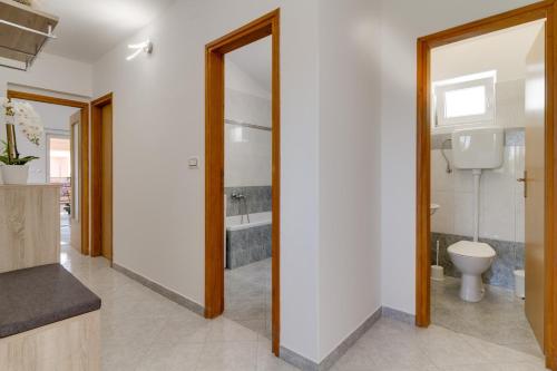 een badkamer met toilet en wastafel bij Lovely VILLA Piljan with a private swimming POOL in Bokordići