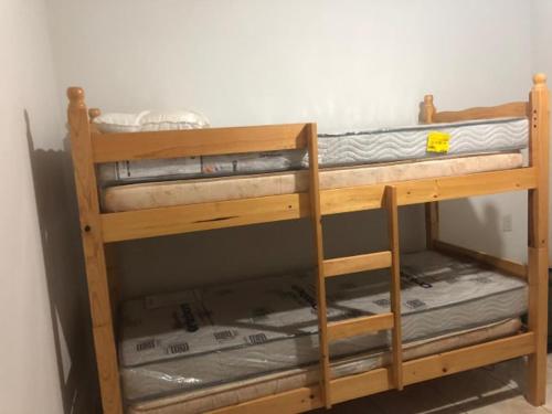 a couple of bunk beds in a room at CANTINHO DO FOLCLORE nao alugamos para festas e eventos in Olímpia