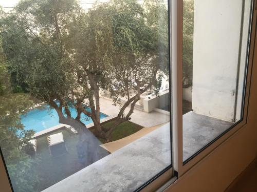 La alberca dentro o cerca de Dar Misk