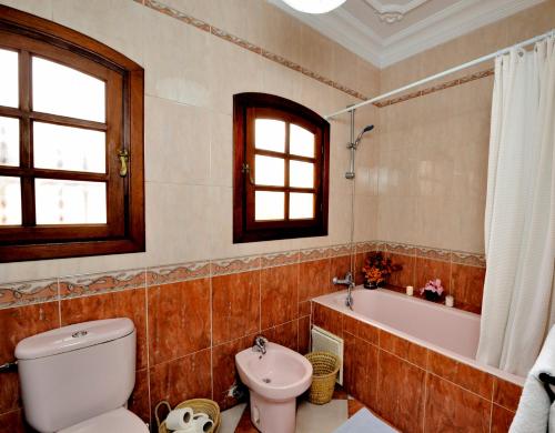 a bathroom with a toilet and a tub and a sink at LHOSTEL à Casablanca in Casablanca