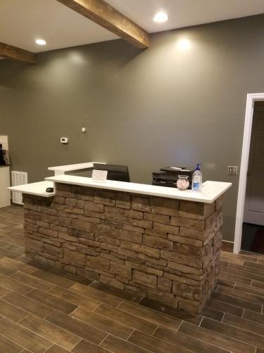 una encimera de piedra en una habitación con una pared de ladrillo en Meriwether Country Inn, en Warm Springs