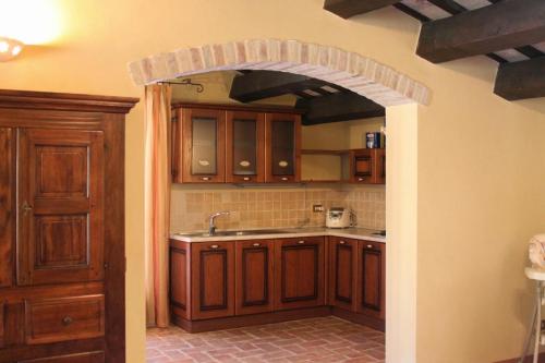 una cocina con fregadero y un arco en Villa Melagrana, en Fano