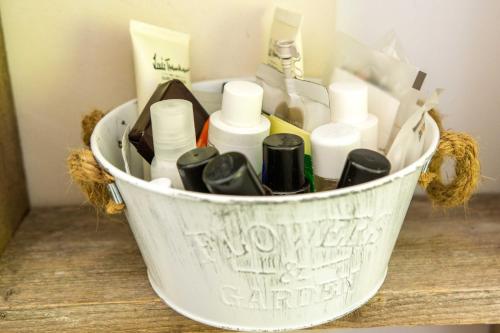a bucket filled with soap and candles on a table at hoamelig in Batschuns