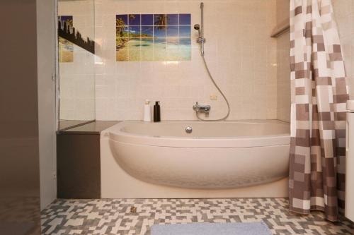 y baño con ducha y bañera blanca. en The Bridge-House Apartment, en Nicosia