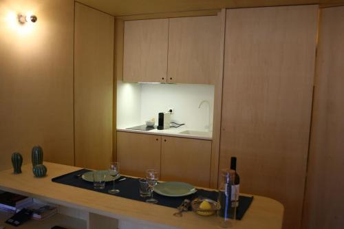 une cuisine avec un comptoir et des lunettes dans l'établissement Oporto Historial Centre - Studio T0, à Porto