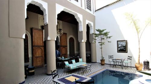 une cour avec une piscine dans un bâtiment dans l'établissement R´Mila Medina Fez, à Fès