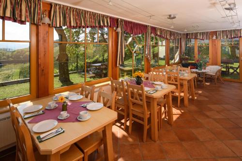 Restaurace v ubytování Familienweingut Oberer Germuth