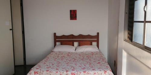 En eller flere senge i et værelse på Casa inteira e quartos individuais!