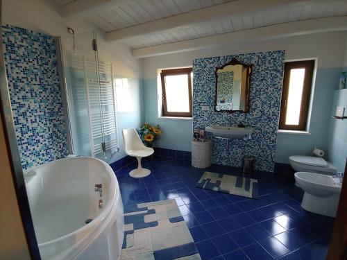 Koupelna v ubytování Castello di Fagnano -Albergo Diffuso & SPA