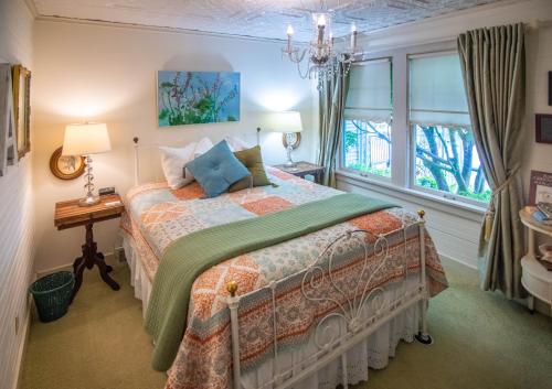 Postel nebo postele na pokoji v ubytování Clementine's Guest House & Vacation Rentals