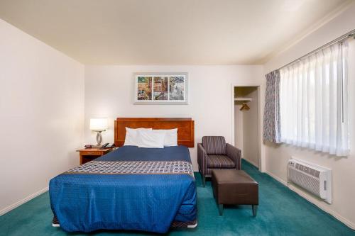 Кровать или кровати в номере Riverview Lodge