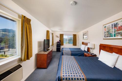 a hotel room with two beds and a television at Riverview Lodge in Hood River