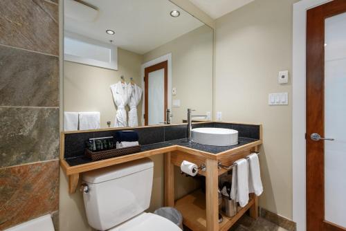 Bathroom sa Cox Bay Beach Resort