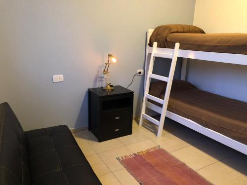 En eller flere senge i et værelse på LA MACARENA