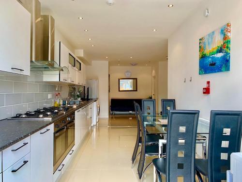 Ett kök eller pentry på 3 Bedrooms, 3 Baths, Spacious Lounge, Full Kitchen, Garden, Ground Floor, Free Parking