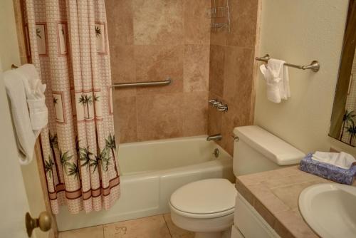 y baño con aseo, bañera y lavamanos. en Maui Vista 3205 en Kihei
