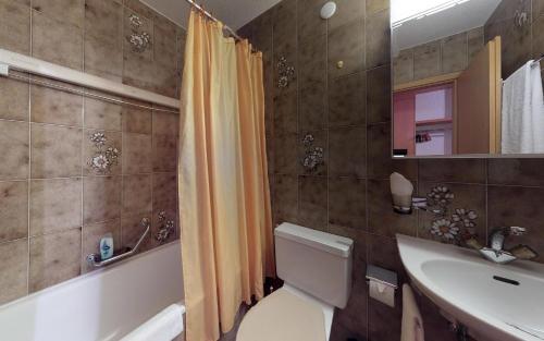 uma casa de banho com um WC e um lavatório em Giant 2 em St. Moritz
