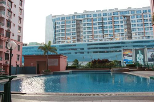 Kolam renang di atau di dekat 5 Bedrooms Penthouse 3 Bedrooms Apartment Marina Court Resort Condominium