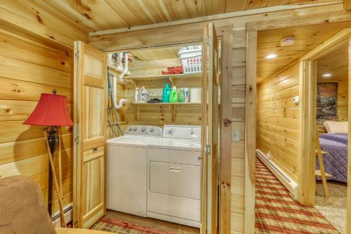 Cabaña de madera con cocina con lavadora y secadora. en Log Cabin Escape, en Jacksonville