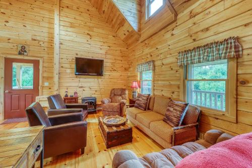Una televisión o centro de entretenimiento en Log Cabin Escape